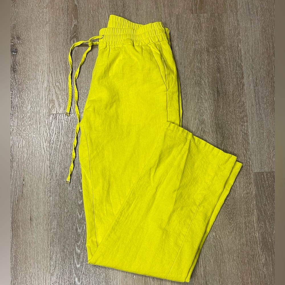 Perfect summer pants! Bright yellow, size medium